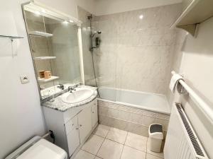 a bathroom with a sink and a toilet and a tub at Studio au château in Monchy-Humières +4 photos