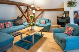 a living room with blue couches and a coffee table at Hotel Goldener Falke in Heidelberg