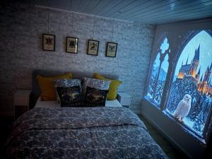 a bedroom with a bed with a large window at La Clef d'Or in Magescq
