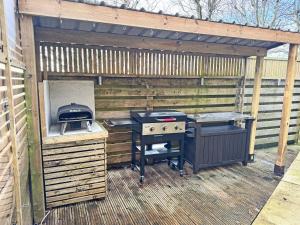 a outdoor grill and smoker in a wooden shed at Little Nauvoo in Bath