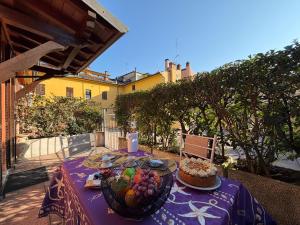 a table with a bowl of fruit on top of it at DOMA LUXURY HOMe in Desenzano del Garda