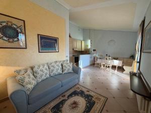 a living room with a couch and a kitchen at DOMA LUXURY HOMe in Desenzano del Garda