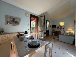a kitchen and living room with a table and chairs at DOMA LUXURY HOMe in Desenzano del Garda +6 photos