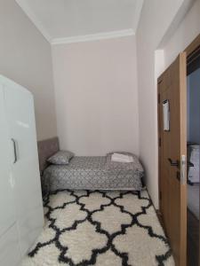 a small room with a bed and a door at Yörük konaklama in Burdur