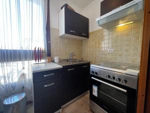 a kitchen with a sink and a stove at Campo Porta Nuova in Grado