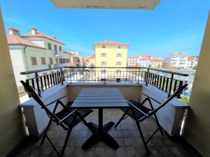 a table and two chairs on a balcony at Campo Porta Nuova in Grado