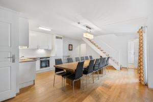 a kitchen and dining room with a table and chairs at Stølstunet Leilighet 617 in Beitostøl