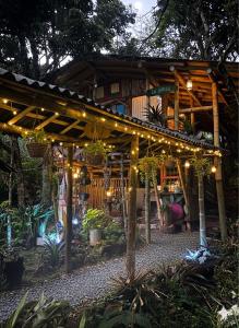 a pergola with lights in front of a house at Cabaña el Leñador in Santa Elena
