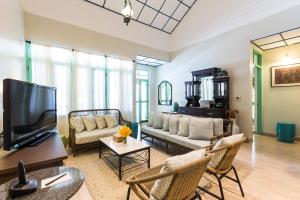 Cape Panwa Hotel Phuket的电视和/或娱乐中心