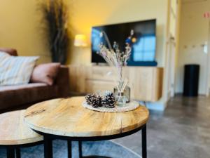 a coffee table with a vase on it in a living room at It Winkelhûs in Terschelling