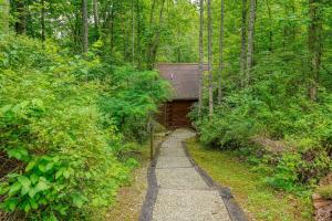 a path leading to a cabin in the woods at Havenridge in Logan