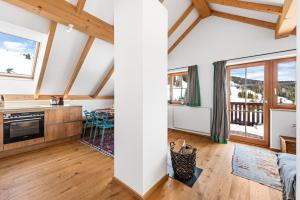 a kitchen and living room with vaulted ceilings at Chalet Lachtal in Lachtal +36 photos