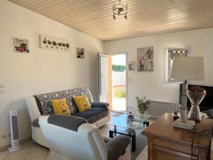 a living room with a couch and a table at La Dyva 2 in Saint-Jean-de-Monts