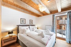 a bedroom with a large bed and a window at Chalet Lachtal in Lachtal