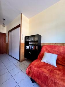 a bedroom with a red bed and a book shelf at Résidence thermale de Vernet-les-Bains - balcon, ascenseur, wifi, parking in Vernet-les-Bains