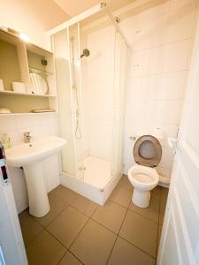 a bathroom with a toilet and a shower and a sink at À Quelques pas de la gare - Duplex in Sartrouville