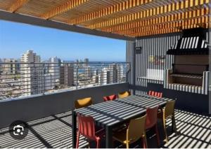 Ein Tisch und Stühle auf einem Balkon mit Aussicht in der Unterkunft edificio libertad Iquique con vista y wifi in Iquique