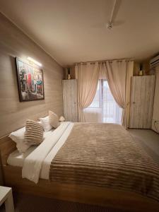 a bedroom with a large bed and a window at PENSIUNEA UNO in Timişoara