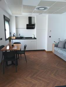 a kitchen and living room with a table and chairs at Apartamento rural Rubí in El Torno