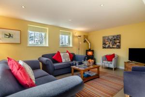 a living room with two couches and a tv at 3 Bed in Knodishall oc-wbco in Aldringham