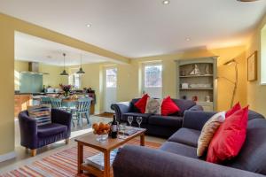 a living room with two couches and a table at 3 Bed in Knodishall oc-wbco in Aldringham