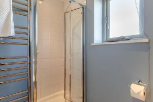 a shower with a glass door in a bathroom at 3 Bed in Knodishall oc-wbco in Aldringham +17 photos