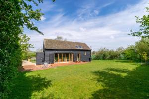 a black house with a large yard at 3 Bed in Debenham oc-thefol in Debenham