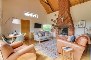 a living room with a couch and a fireplace at 3 Bed in Debenham oc-thefol in Debenham