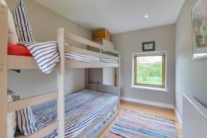 a small bedroom with bunk beds and a window at 3 Bed in Debenham oc-thefol in Debenham