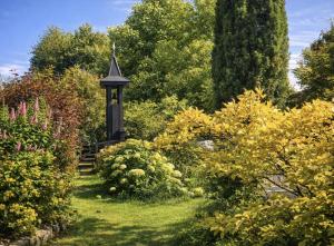 a garden with a gazebo in the middle at Pomme d'Happy - 1 chambre in Autheux