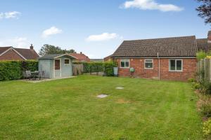 a backyard of a house with a lawn at 2 Bed in Reedham oc-2378 in Haddiscoe