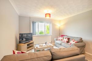 a living room with a couch and a tv at 2 Bed in Reedham oc-2378 in Haddiscoe