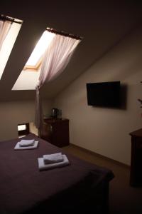 una camera da letto con un letto su cui sono appoggiati due asciugamani di Hotel 39 a Lviv