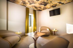Ein Sitzbereich in der Unterkunft Hotel Vinotel Gospoja