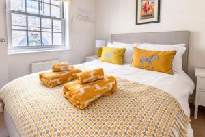 a bedroom with two beds with teddy bears on them at 4 Bed in Cromer oc-1942 in Cromer