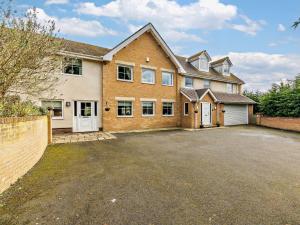 a large brick house with a large driveway at 6 Bed in Morpeth oc-91805 in Ellington