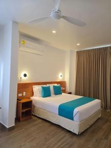 a bedroom with a bed and a ceiling fan at Casa Galapagos in Puerto Ayora