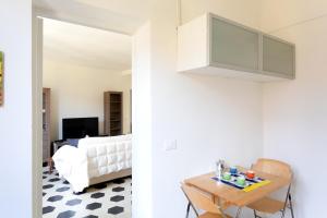 a living room with a table and a couch at InnPisaRentals2- Casa dei Cavalieri in Pisa +12 photos