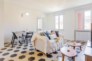 a living room with a couch and a table at InnPisaRentals2- Casa dei Cavalieri in Pisa