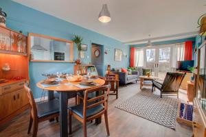 a kitchen and living room with a table and chairs at 2 Bed in Felixstowe oc-hideo in Felixstowe