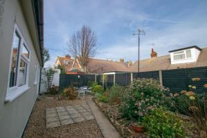 a backyard of a house with a garden at 2 Bed in Felixstowe oc-hideo in Felixstowe +10 photos