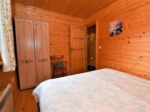a bedroom with a bed in a wooden cabin at 3 Bed in Glenfinnan oc-cabin in Glenfinnan +5 photos