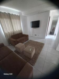 ein Wohnzimmer mit Sofa und Flachbildfernseher in der Unterkunft Casa do Steve in Florianópolis