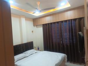 a bedroom with a bed and a ceiling at Hotel Jayaswal INN in Bharbharia +5 photos