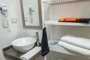 a bathroom with a sink and a mirror and towels at Depto. 2 rec. con acceso al Río in Boca del Río +71 photos