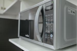 a microwave oven sitting on top of a counter at Depto. 2 rec. con acceso al Río in Boca del Río