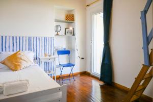 a bedroom with a bed and a desk and a window at InnPisaRentals - Cozy Flat by the Airport in Pisa