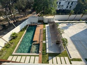 an overhead view of a swimming pool on a building at Depto. 2 rec. en Playa Mocambo in Boca del Río