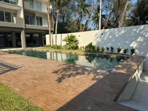 a swimming pool in front of a building at Depto. 2 rec. en Playa Mocambo in Boca del Río