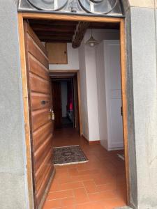an entrance to a room with a wooden door at La casa del colle in Colle di Buggiano